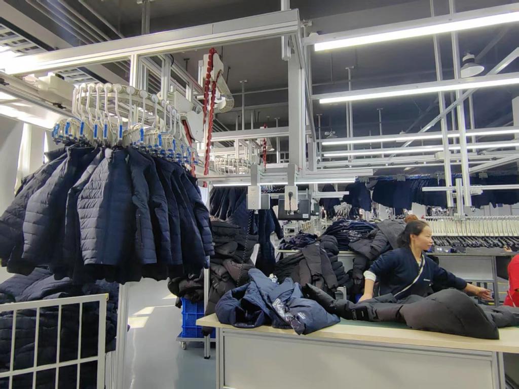 爾濱攜手波司登 智能制造驅(qū)動(dòng)產(chǎn)能飛躍，全年目標(biāo)30萬件服裝再創(chuàng)新高